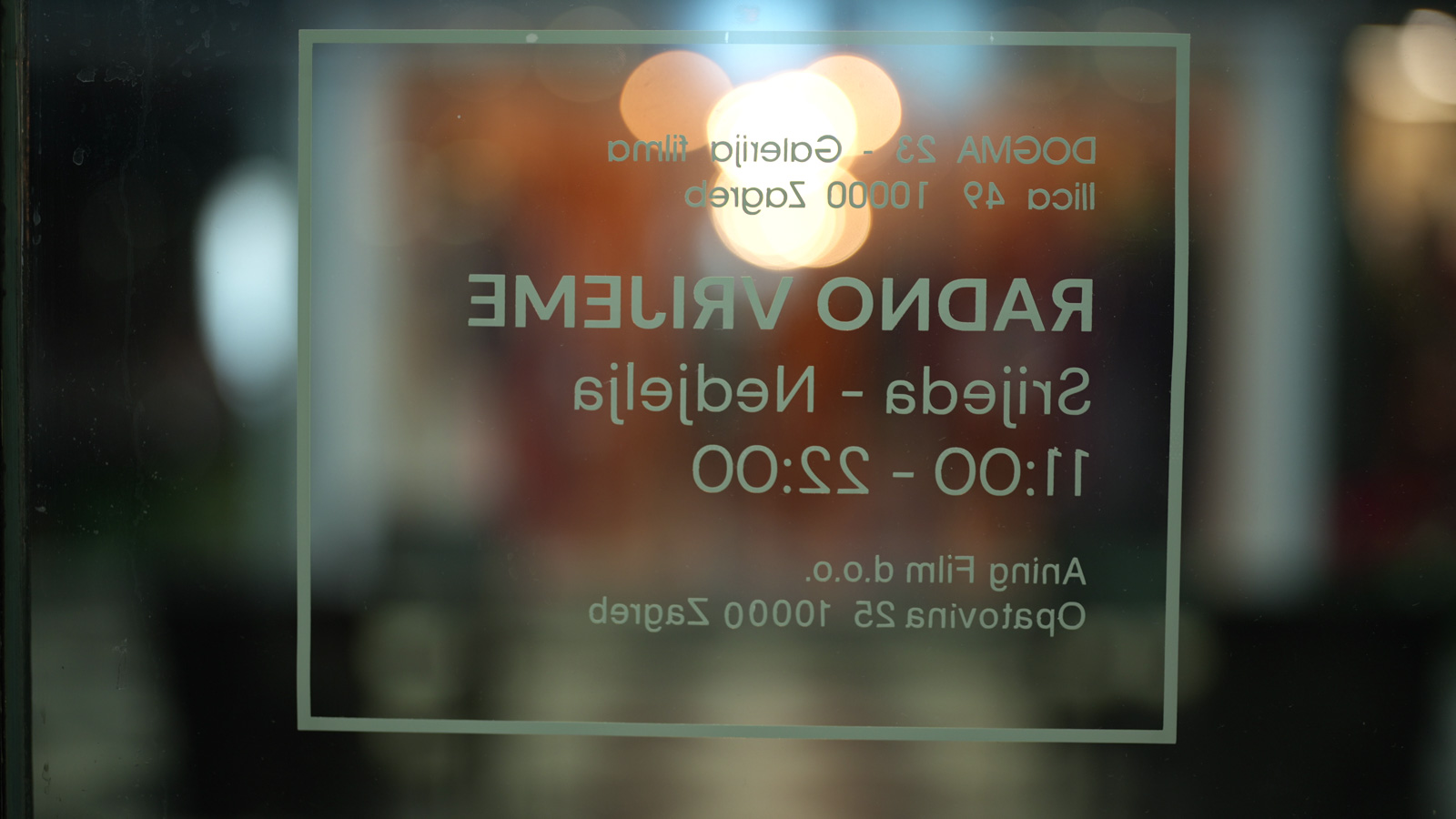 Prostor galerije u vecernjem svjetlu.