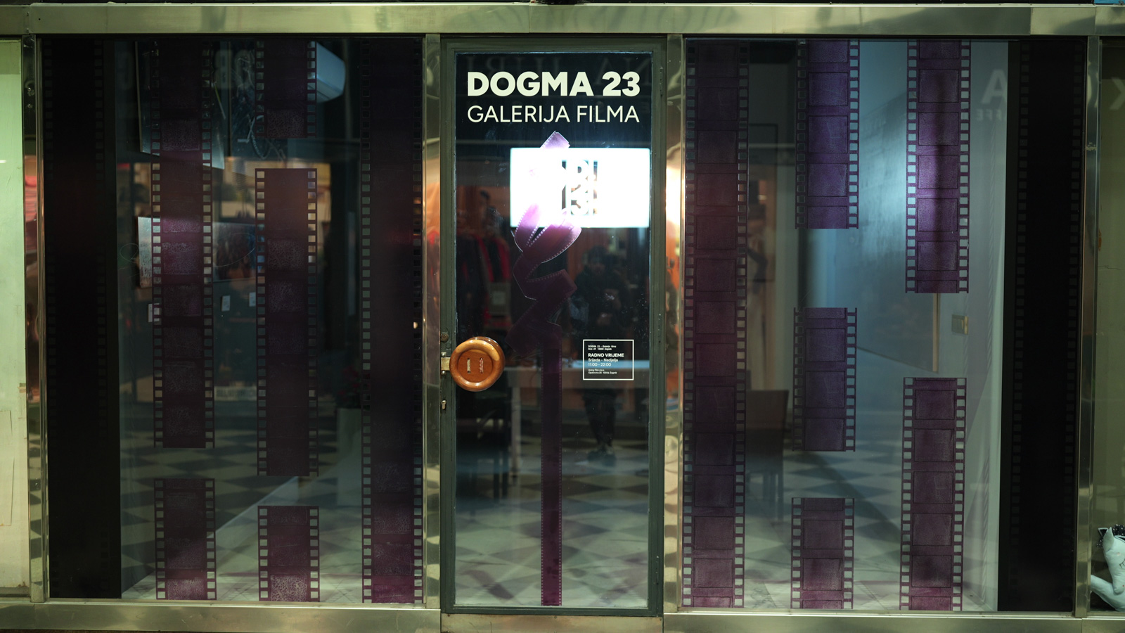 Ulaz u galeriju Dogma 23 s vizualom filmske vrpce.